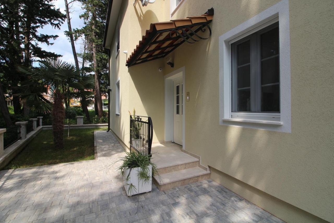 Villa Beachfront Sea Palace Kaštela Екстериор снимка
